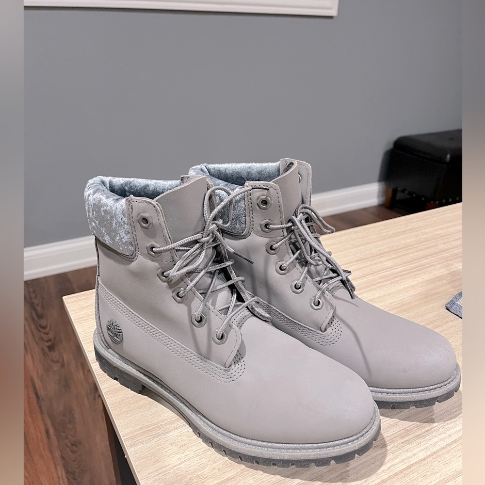 Timberland | Waterproof | size 8.5 | Suede boot | glitter soles